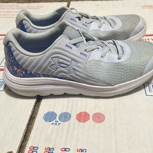 Girls under armour shoes size 3y in really good condition
